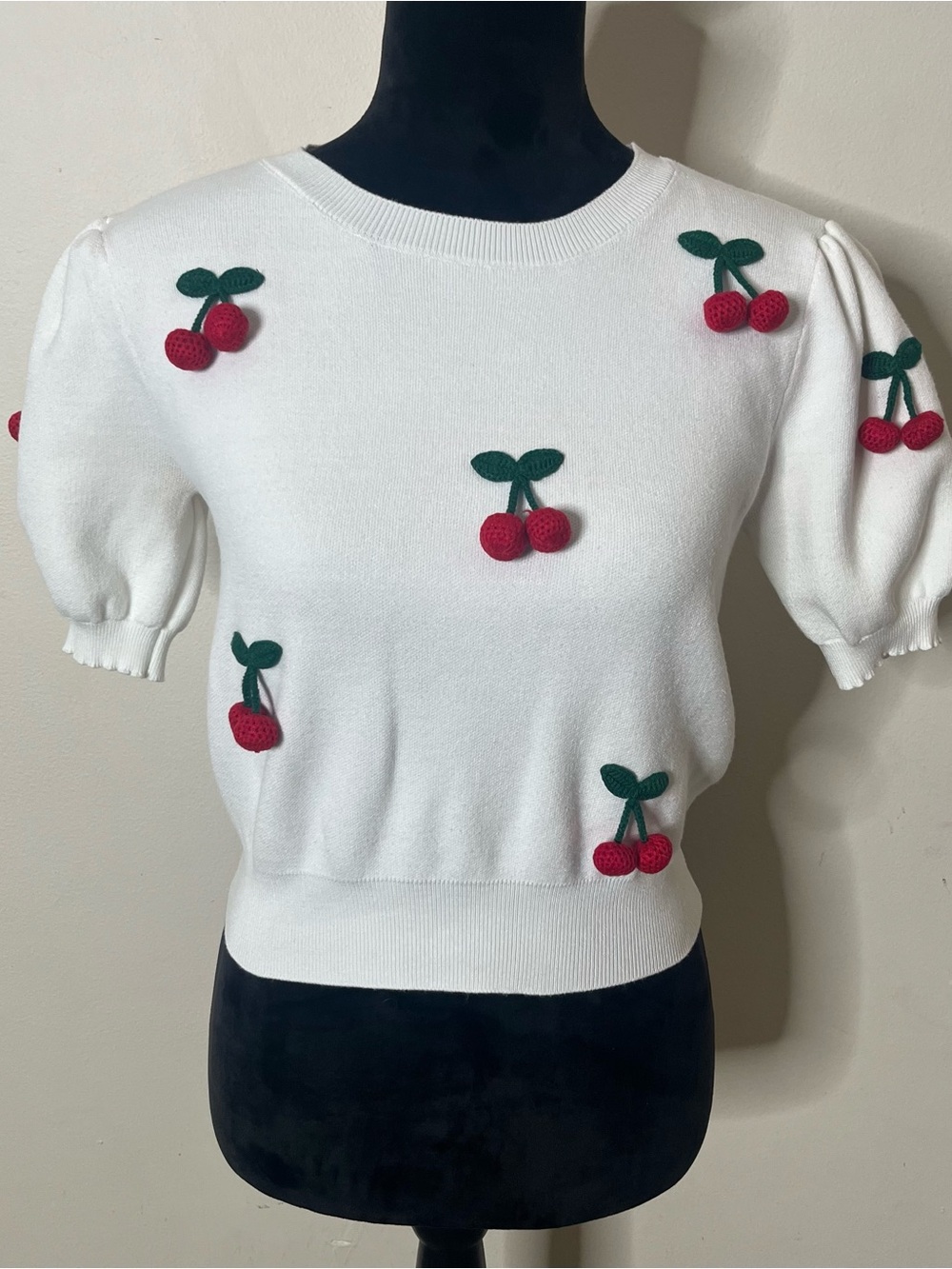 Luna Ivy Women’s White 3D Crochet Cherry Short Sleeve Knit Sweater Sz M